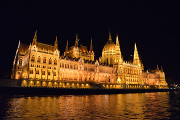 Fototapeta premium night view of parliament, budapest, hungary