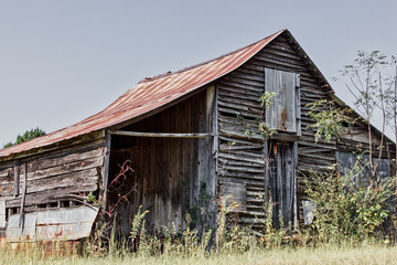 Fototapeta na wymiar Old barn on a Georgia back road