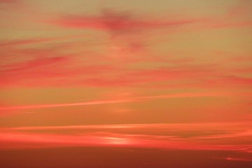 Fototapeta premium Beautiful fiery pink sunset in sky background