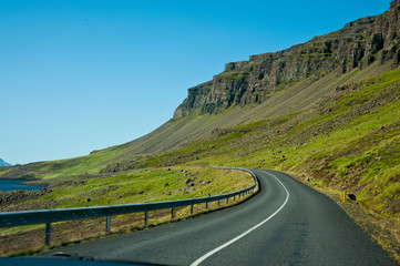 Strasse entlang der Berge