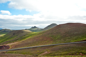 Kurven zeichnen die isländische Landschaft im Süden der Insel