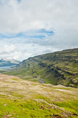 Fototapeta na wymiar Vulkanlandschaft mit gras bedeckt