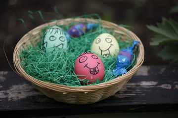 Ostereier mit lustigen, lachenden Gesichtern