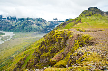 Zwei Berge nähern sich im Skaftafell Nationalpark