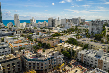 Fototapeta premium Aerial Miami Beach apartamenty mieszkalne i mieszkania przy plaży