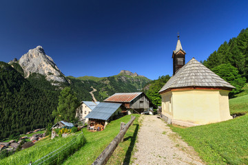 Fototapeta na wymiar Dolomiti - Penia village