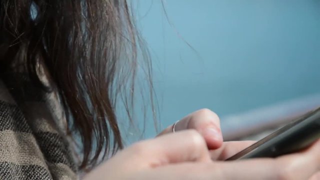 Giovane donna invia messaggi con il suo telefonino