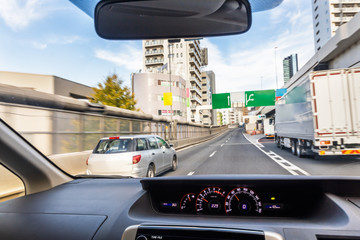 高速道路を走る車