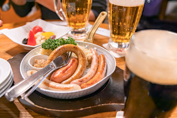 ソーセージの盛り合わせとビール