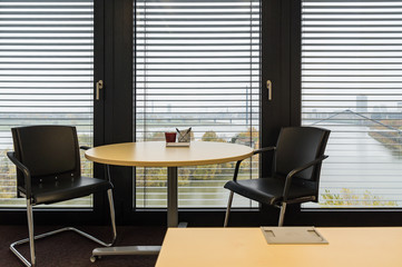 Runder Tisch mit zwei Stühlen