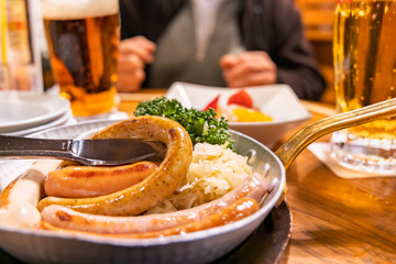 ソーセージの盛り合わせとビール