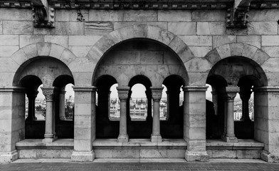 Vista de parlamento húngaro desde columnas en blanco y negro 