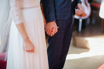 Obraz premium bride and groom holding hands