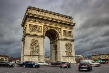 Fototapeta na wymiar Arc De Triomphe on a Cloudy Day