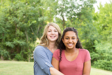 Obraz premium Mother and her daughter laughing and playing at the park.