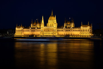 Fototapeta premium night view of parliament, budapest, hungary
