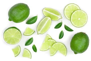 Fototapete Obst in Scheiben geschnittene Limette mit Blättern auf weißem Hintergrund. Ansicht von oben. Flaches Lagenmuster