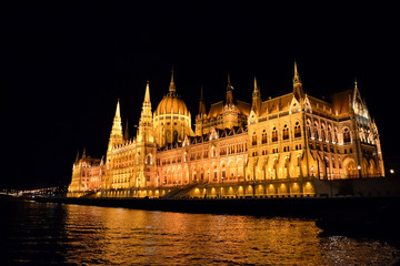 Fototapeta na wymiar night view of parliament, budapest, hungary