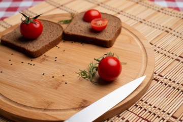 Sausage with black bread and tomate for lunch, Black bread with tomato on the wooden background, Tomates with black bread, 