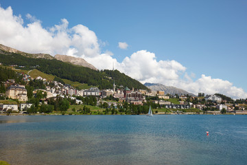 Fototapeta premium Miasto i jezioro Saint Moritz w Szwajcarii w słoneczny letni dzień