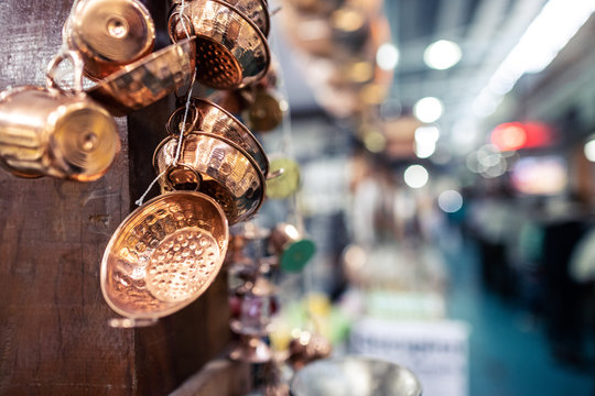 Objetos de cobre ou lat&atilde;o, miniaturas de tachos e canecas, em mercado municipal