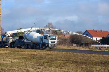 Der Beton wird mittels Betonpumpe zum Bau gebracht