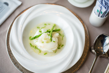 Steamed prawn with spring onion in clear savoury broth