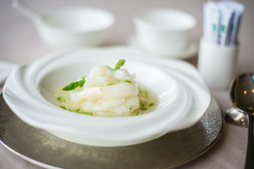 Steamed prawn with spring onion in clear savoury broth