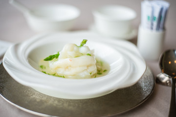 Steamed prawn with spring onion in clear savoury broth