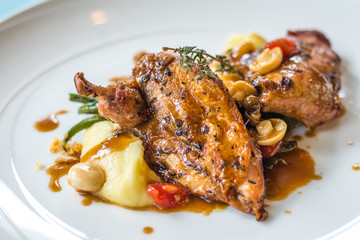 Grilled Poulet creamy mashed purple yam and sautéed vegetables