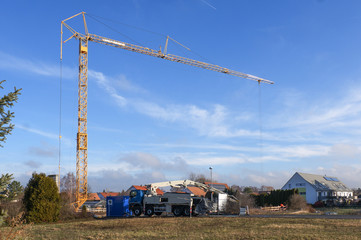 Der Beton wird mittels Betonpumpe zum Bau gebracht