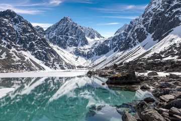 Hochgebirge mit Schnee über einem Bergsee mit Gletscherwasser © Nordreisender