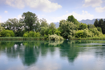 Fototapeta na wymiar paesaggio sul fiume Adda