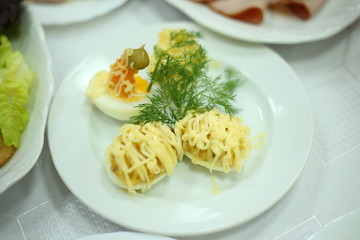 Faszerowane jajka na talerzu