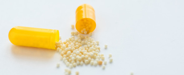 Gelbe Pille Kapsel mit Inhaltsstoffe auf weiß Hintergrund