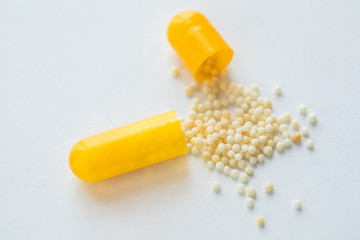 Gelbe Pille Kapsel mit Inhaltsstoffe auf weiß Hintergrund