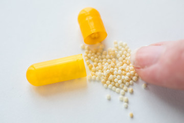 Gelbe Pille Kapsel mit Inhaltsstoffe auf weiß Hintergrund