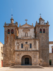 Fototapeta na wymiar Blick auf das Portal einer Kirche in Viseu