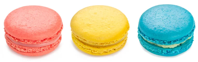 Fototapete Macarons Mehrere bunte Macarons isoliert auf weißem Hintergrund.