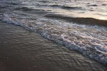 Sonnenuntergang und Wellen am Berzdorfer See bei Görlitz