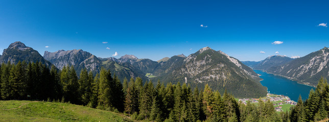 Fototapeta na wymiar Achensee und Karwendel Gebirge Panorama, Tirol / Österreich