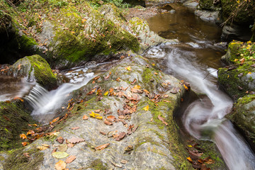 Wasserstrudel zwischen Felsen