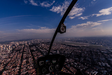Voo de Helicóptero sobre cidade de São paulo com aeroporto de Congonhas ao fundo