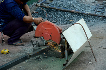 Handwerker schneidet Metall
