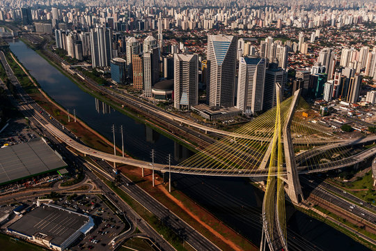 Vista aérea da cidade de São Paulo, Brasil, com Marginal Pinheiros e Ponte Estaiada em destaque