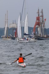 Seekajak auf der Kieler Förde bei der Windjammer Parade zur Kieler Woche 