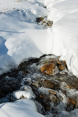 Bergbach im Winter, bei Realp, Uri, Schweiz