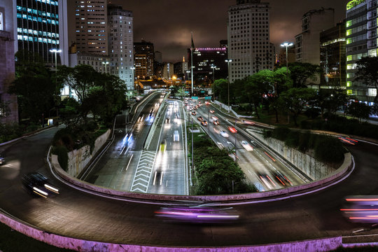 Noite na cidade de S&atilde;o Paulo, Brasil, com vista para eixo norte-sul