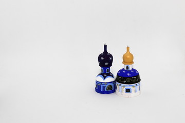 Obraz premium Couple wood painted cupola tower toy, orthodox towers toy, souvenir russian style isolated on white background.