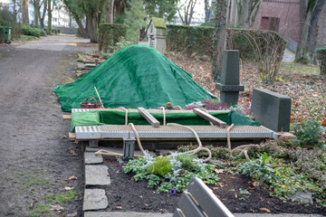 Vorbereitung für eine Erdbestattung